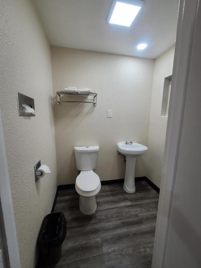 Majestic Inn & Suites Кламат Фолс Екстериор снимка